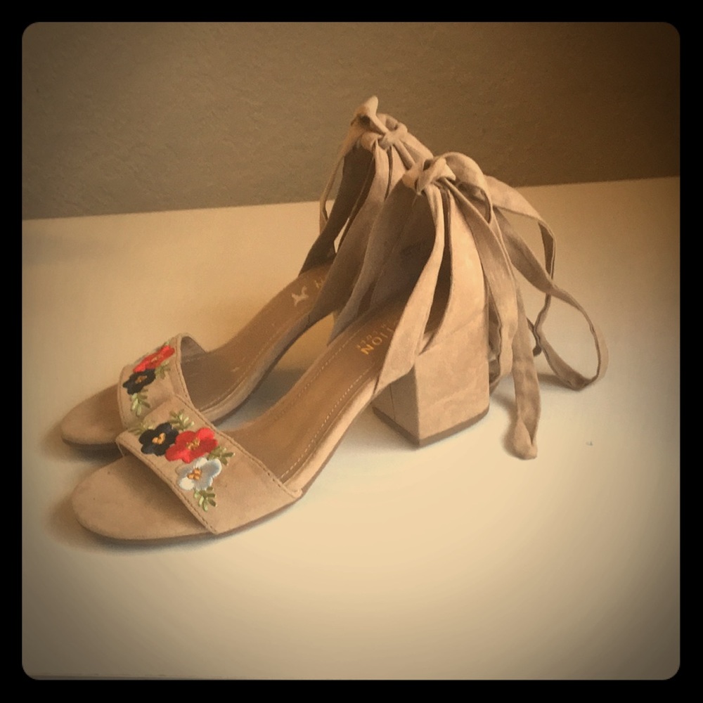 KennethCole block heel nude embroidered shoes